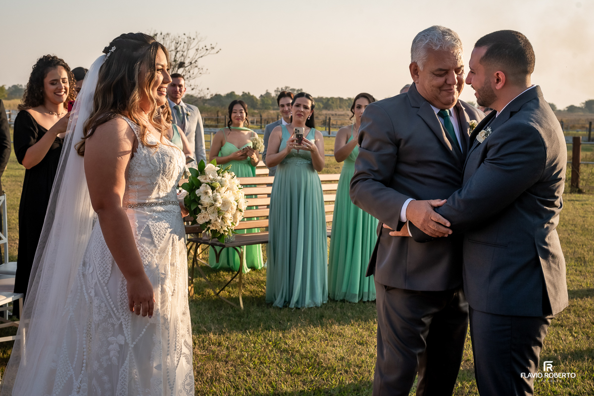 Casamento durante o pôr do sol na Hípica Cachoeira em Cachoeira Paulista