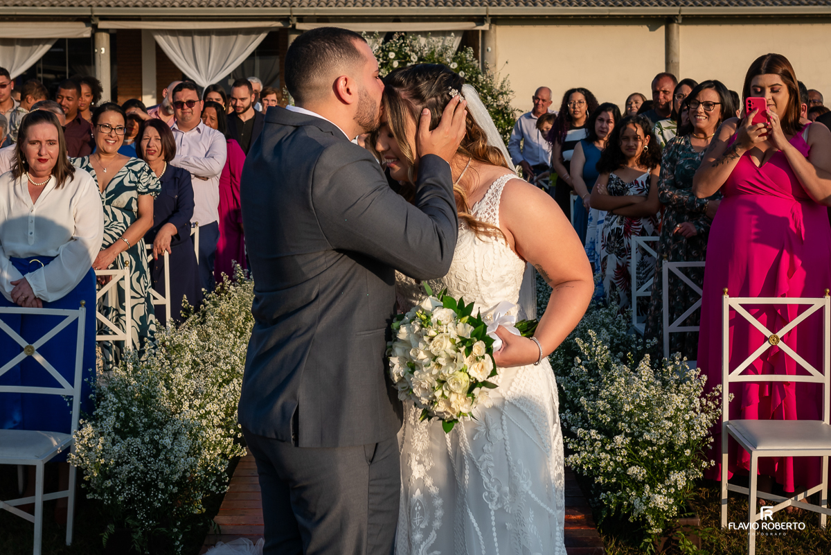 Casamento durante o pôr do sol na Hípica Cachoeira em Cachoeira Paulista