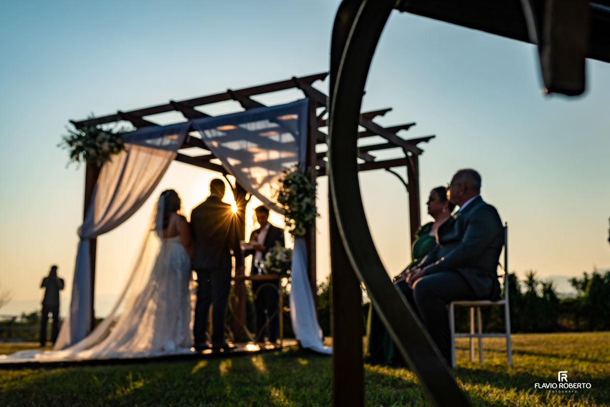 Casamento durante o pôr do sol na Hípica Cachoeira em Cachoeira Paulista