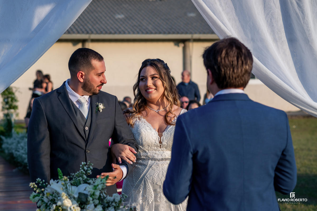 Casamento durante o pôr do sol na Hípica Cachoeira em Cachoeira Paulista