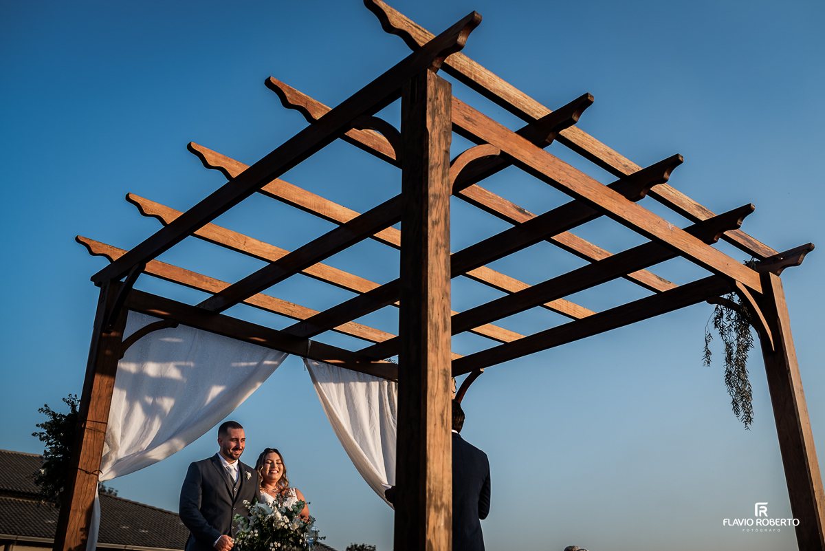Casamento durante o pôr do sol na Hípica Cachoeira em Cachoeira Paulista