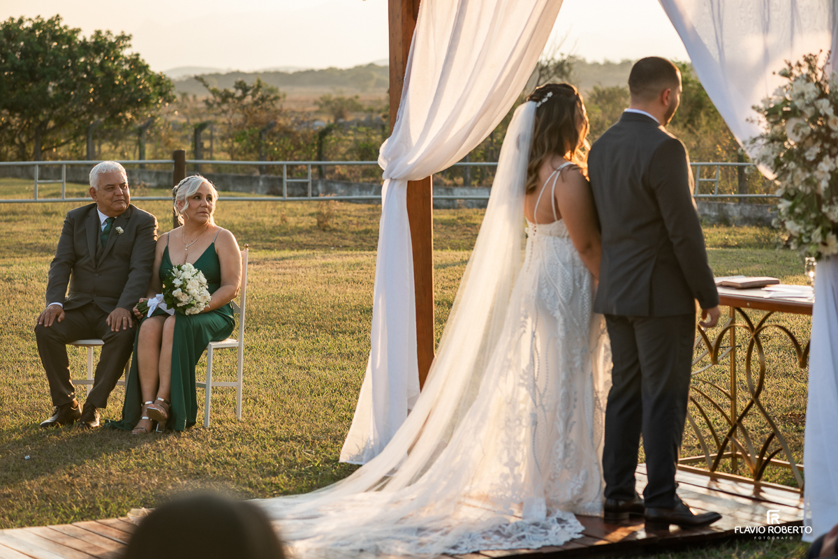 Casamento durante o pôr do sol na Hípica Cachoeira em Cachoeira Paulista