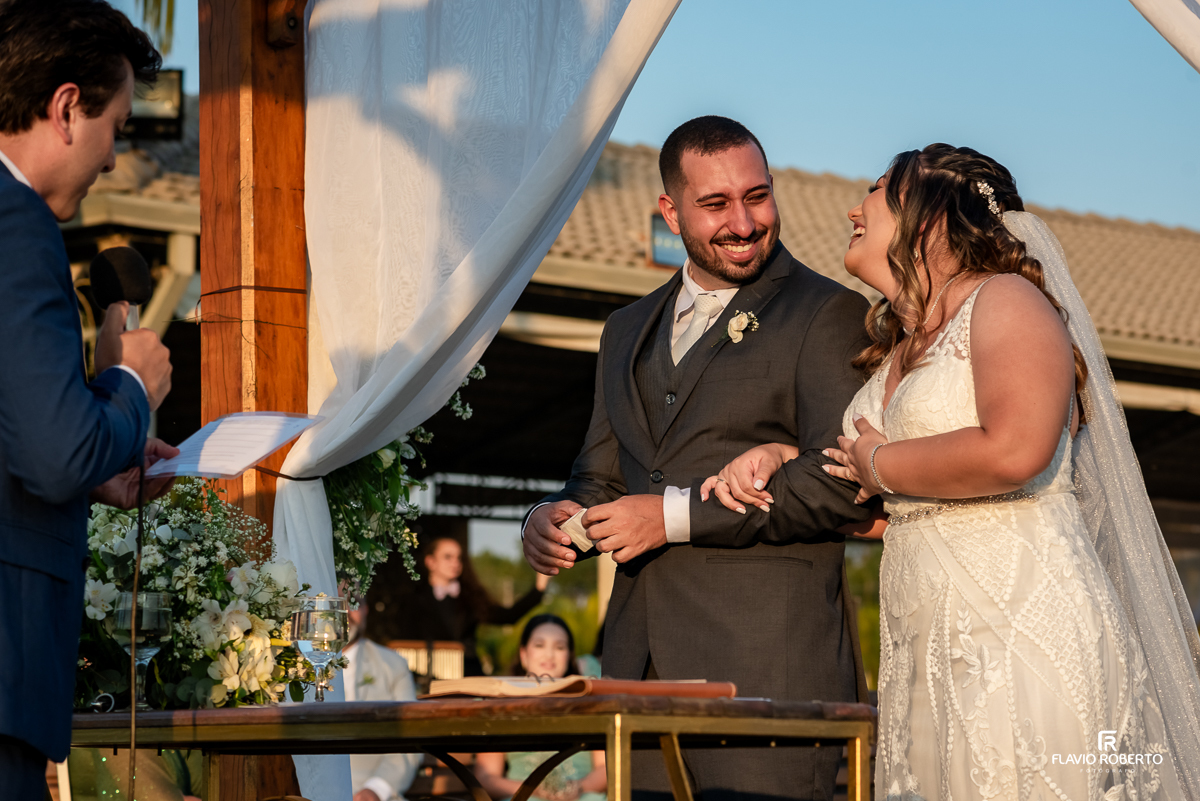Casamento durante o pôr do sol na Hípica Cachoeira em Cachoeira Paulista