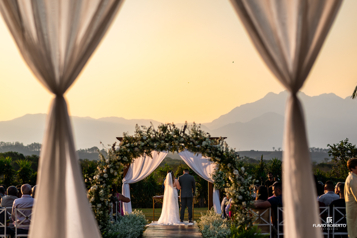 Casamento durante o pôr do sol na Hípica Cachoeira em Cachoeira Paulista