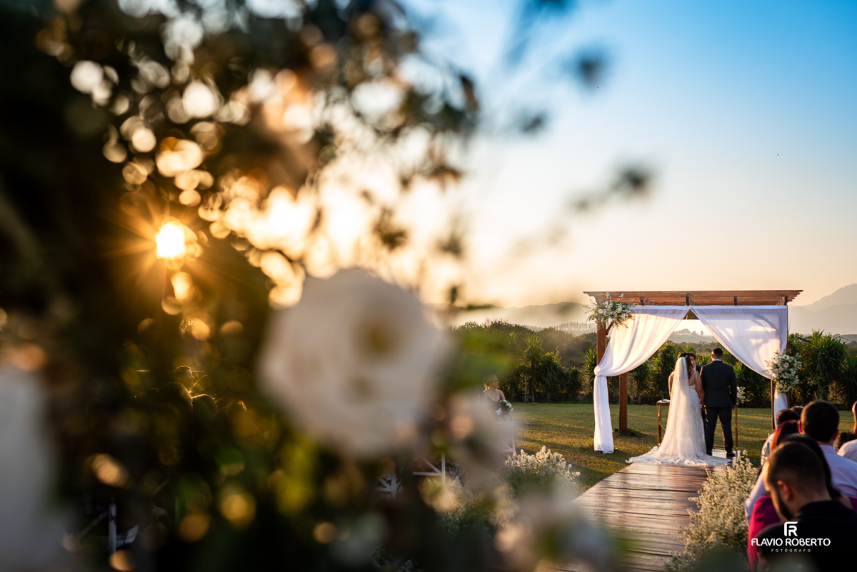 Casamento durante o pôr do sol na Hípica Cachoeira em Cachoeira Paulista