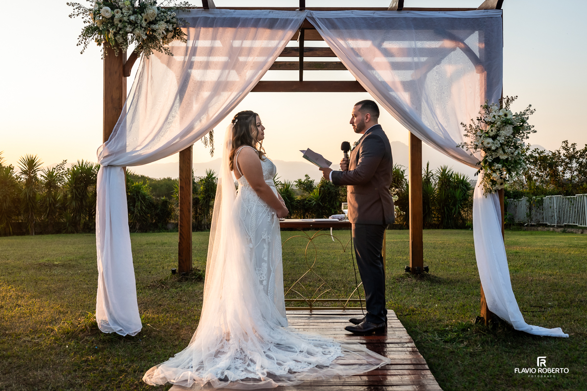 Casamento durante o pôr do sol na Hípica Cachoeira em Cachoeira Paulista