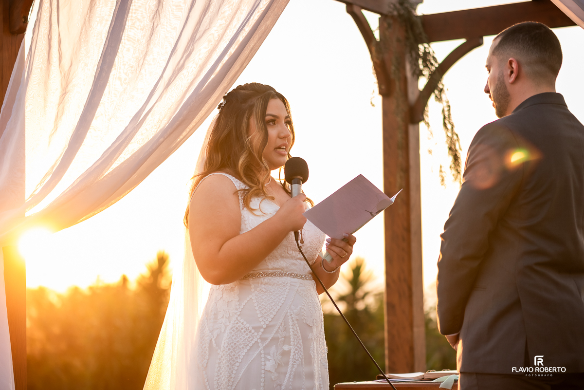 Casamento durante o pôr do sol na Hípica Cachoeira em Cachoeira Paulista