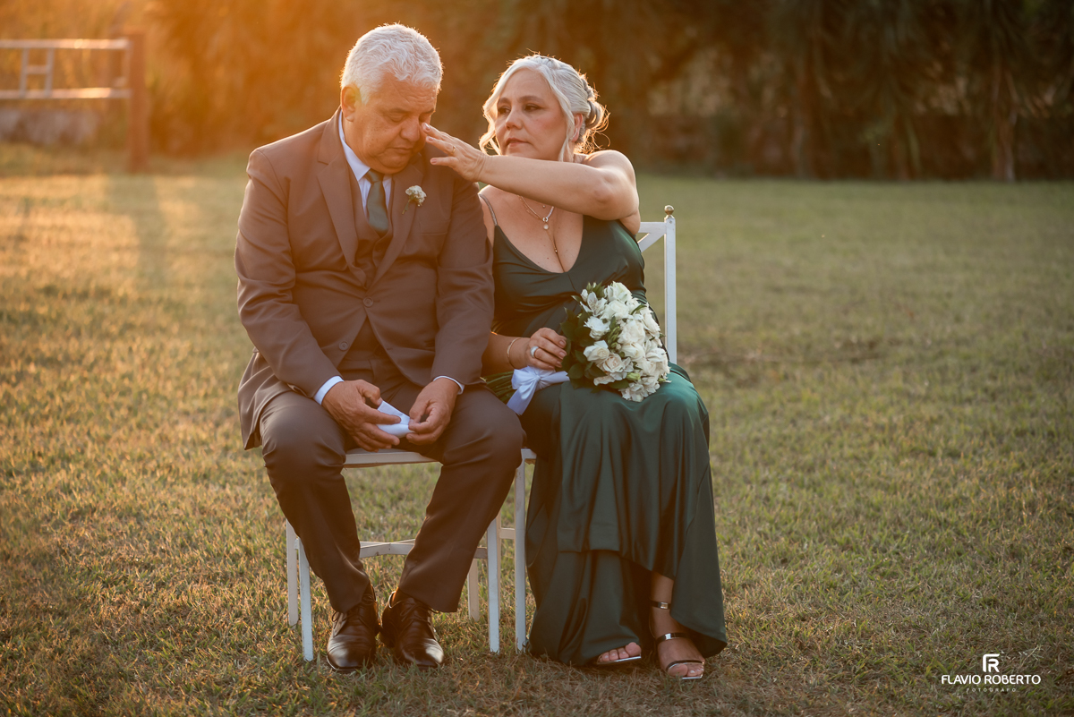 Casamento durante o pôr do sol na Hípica Cachoeira em Cachoeira Paulista