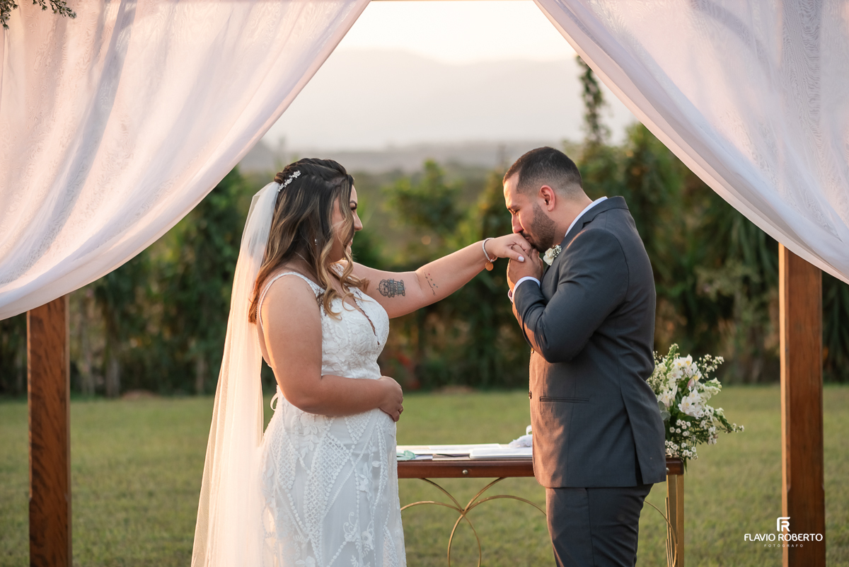 Casamento durante o pôr do sol na Hípica Cachoeira em Cachoeira Paulista