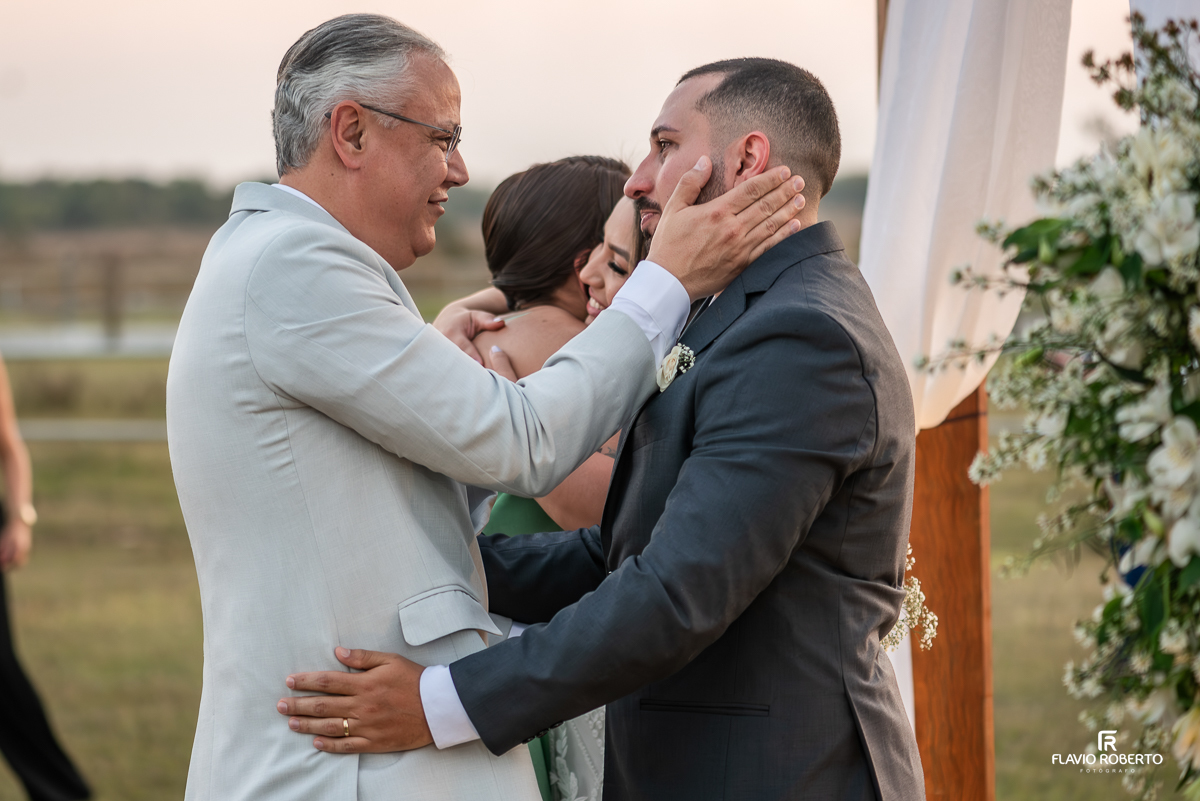 Casamento durante o pôr do sol na Hípica Cachoeira em Cachoeira Paulista