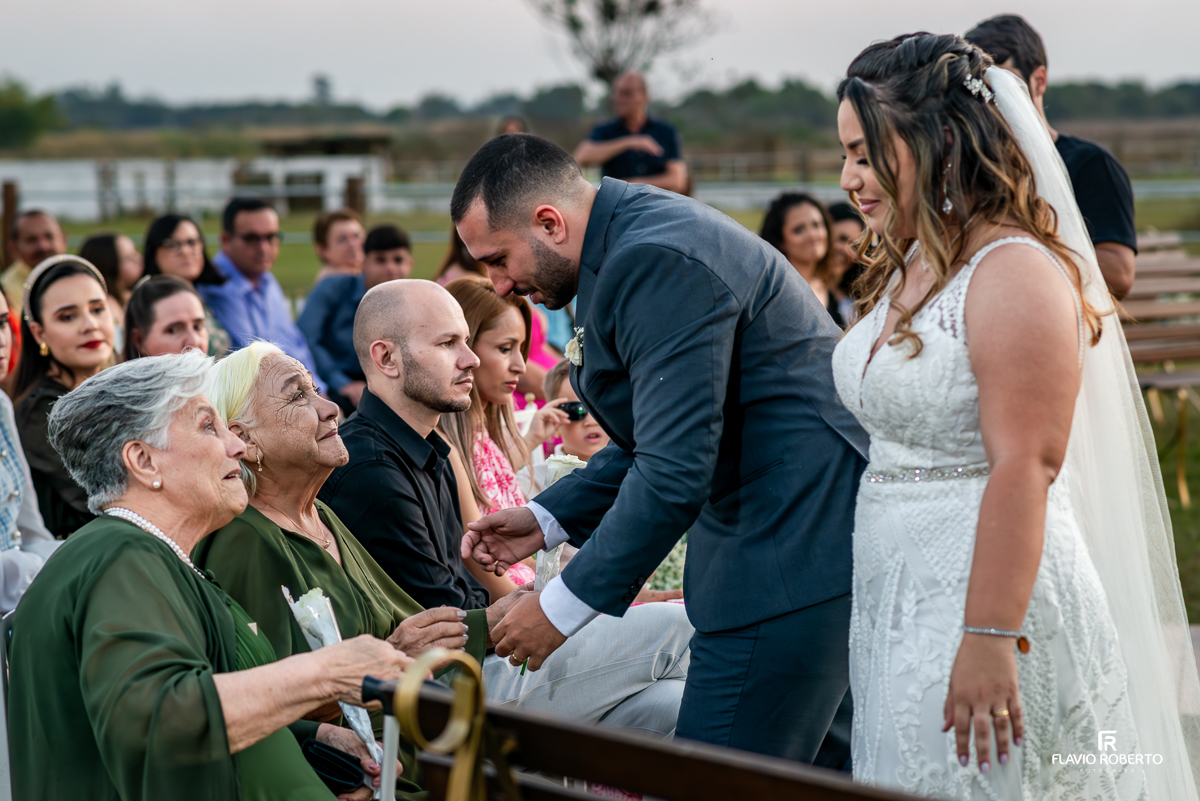 Casamento durante o pôr do sol na Hípica Cachoeira em Cachoeira Paulista