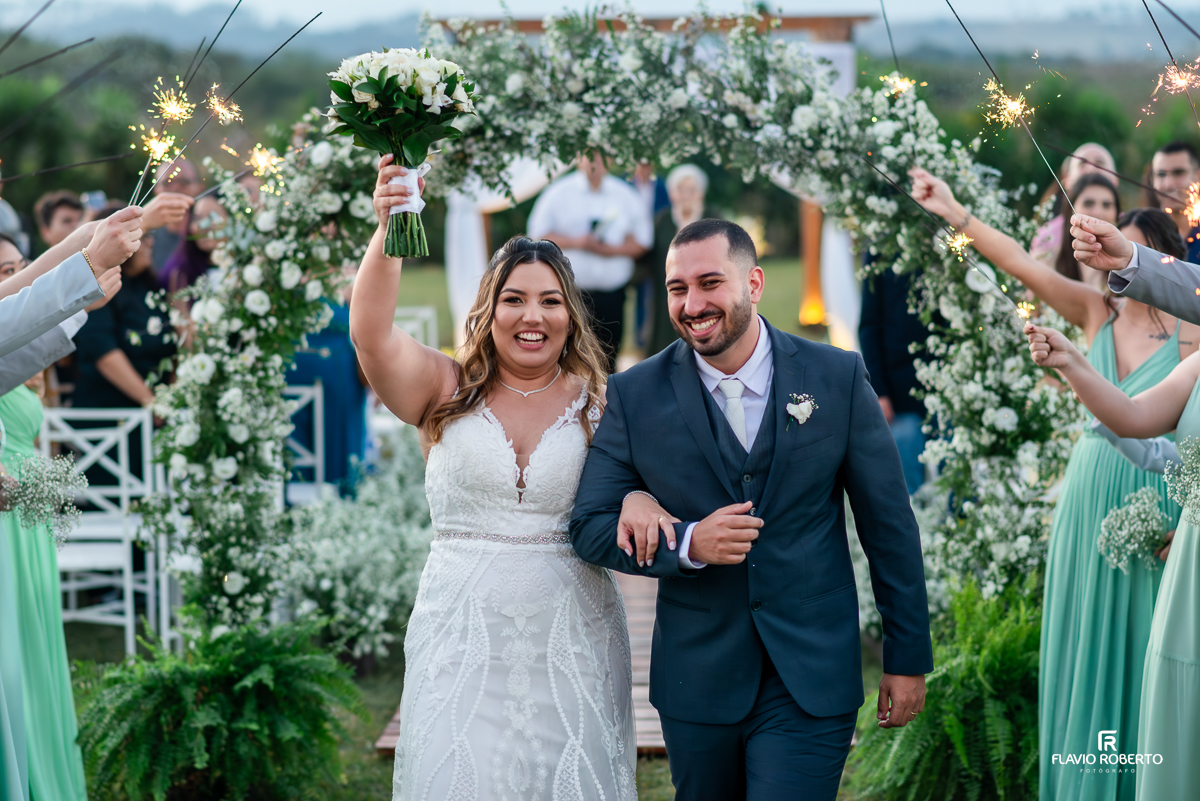 Casamento durante o pôr do sol na Hípica Cachoeira em Cachoeira Paulista