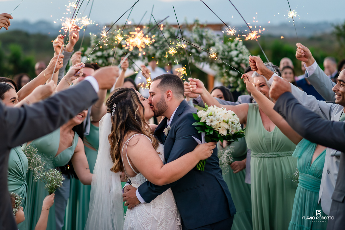 Casamento durante o pôr do sol na Hípica Cachoeira em Cachoeira Paulista