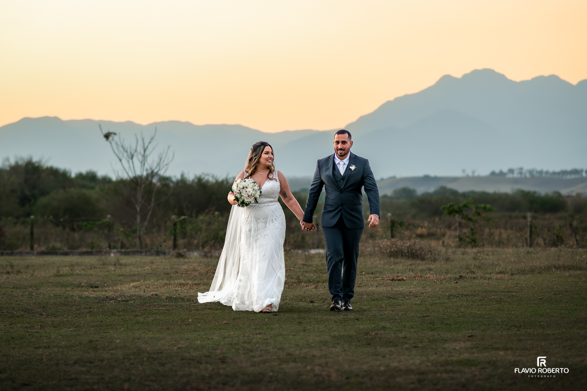 Casamento durante o pôr do sol na Hípica Cachoeira em Cachoeira Paulista