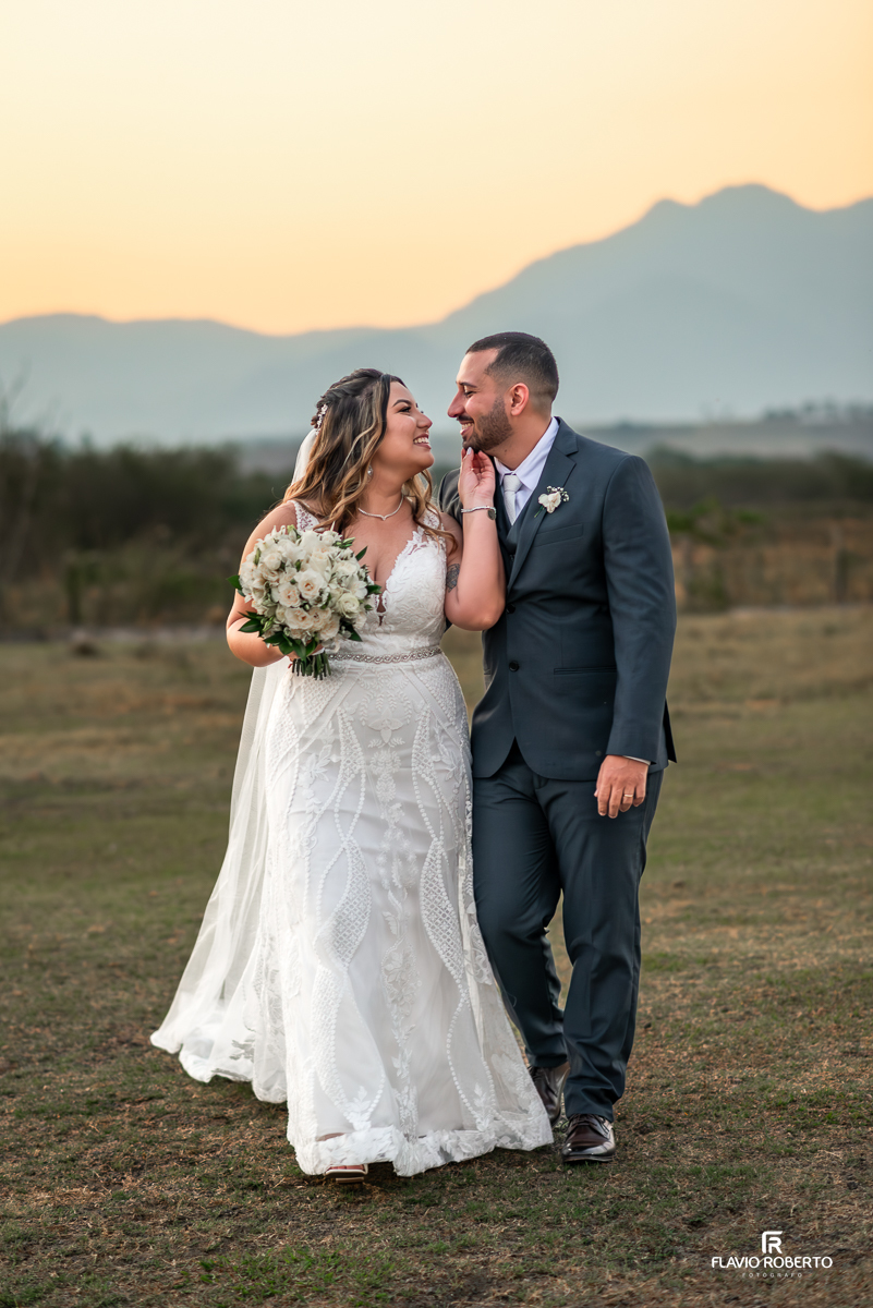 Casamento durante o pôr do sol na Hípica Cachoeira em Cachoeira Paulista