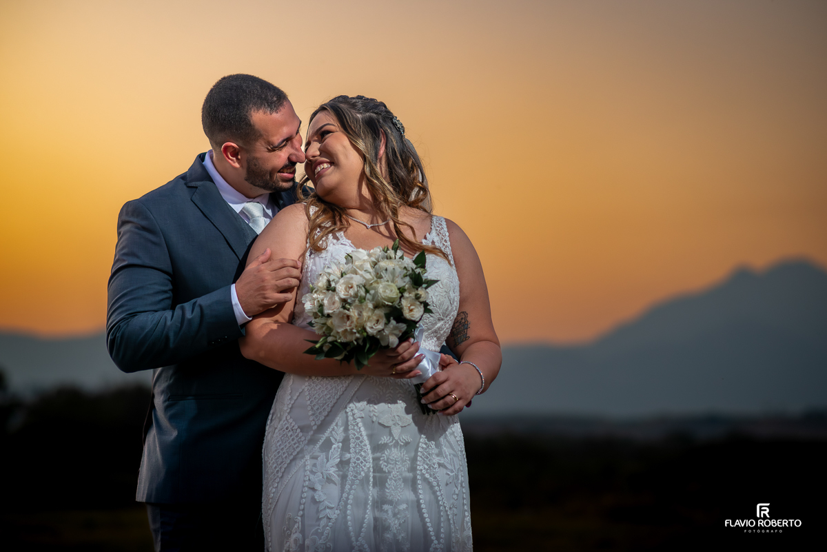 Casamento durante o pôr do sol na Hípica Cachoeira em Cachoeira Paulista