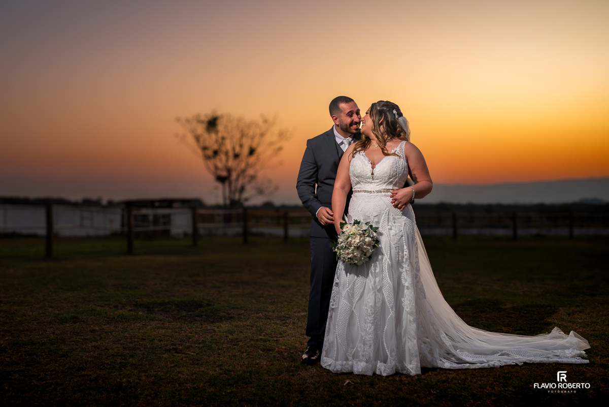 Casamento durante o pôr do sol na Hípica Cachoeira em Cachoeira Paulista