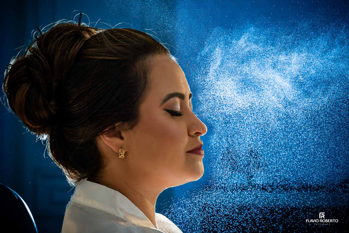 Noiva se arrumando no Ateliê Valéria Vendrasco em Guaratinguetá