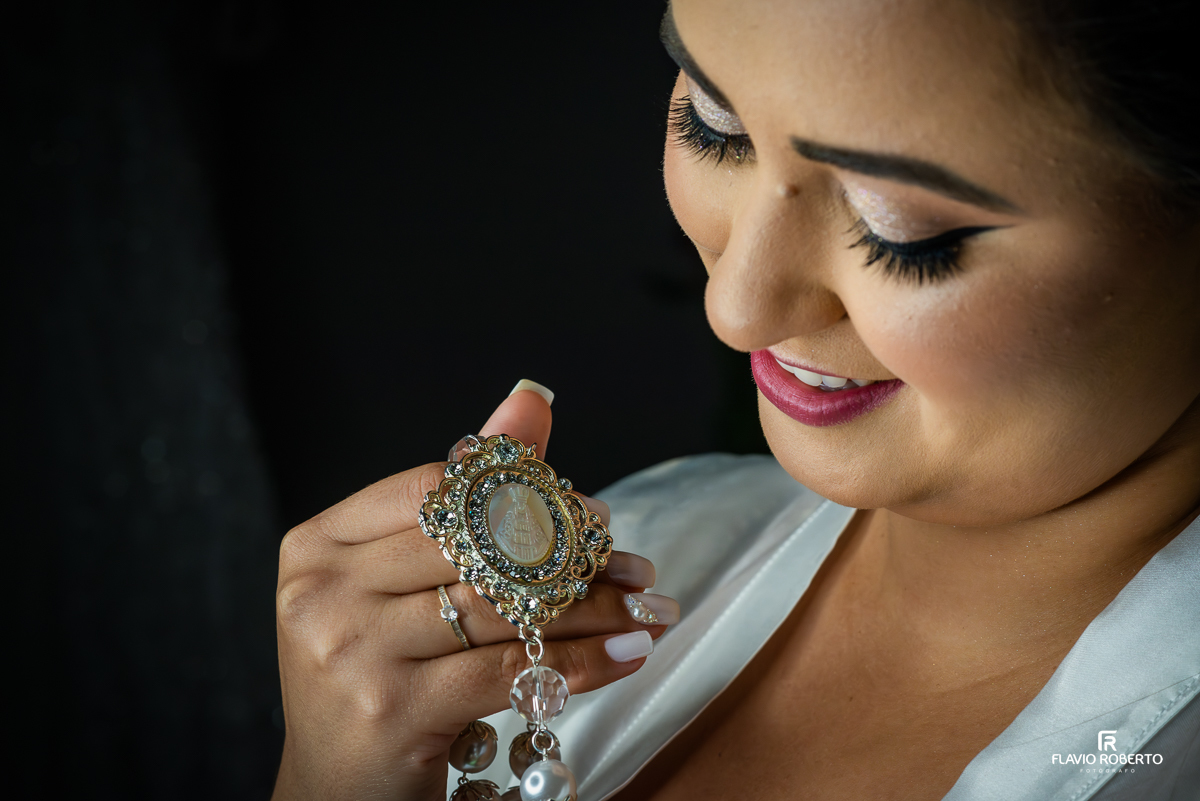 Noiva se arrumando no Ateliê Valéria Vendrasco em Guaratinguetá