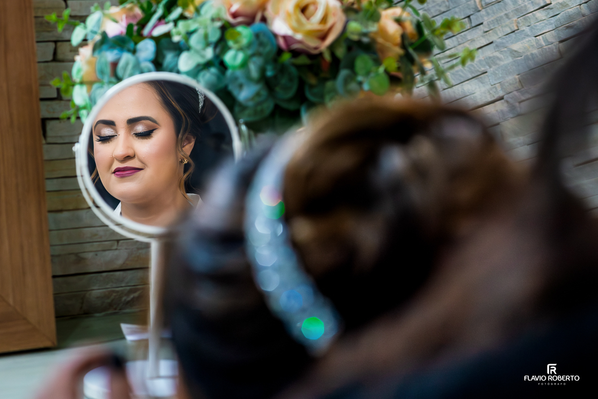 Noiva se arrumando no Ateliê Valéria Vendrasco em Guaratinguetá