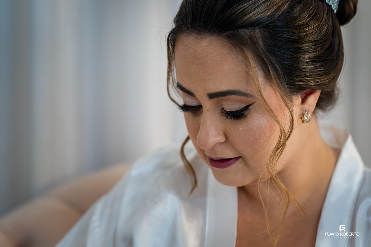 Noiva se arrumando no Ateliê Valéria Vendrasco em Guaratinguetá