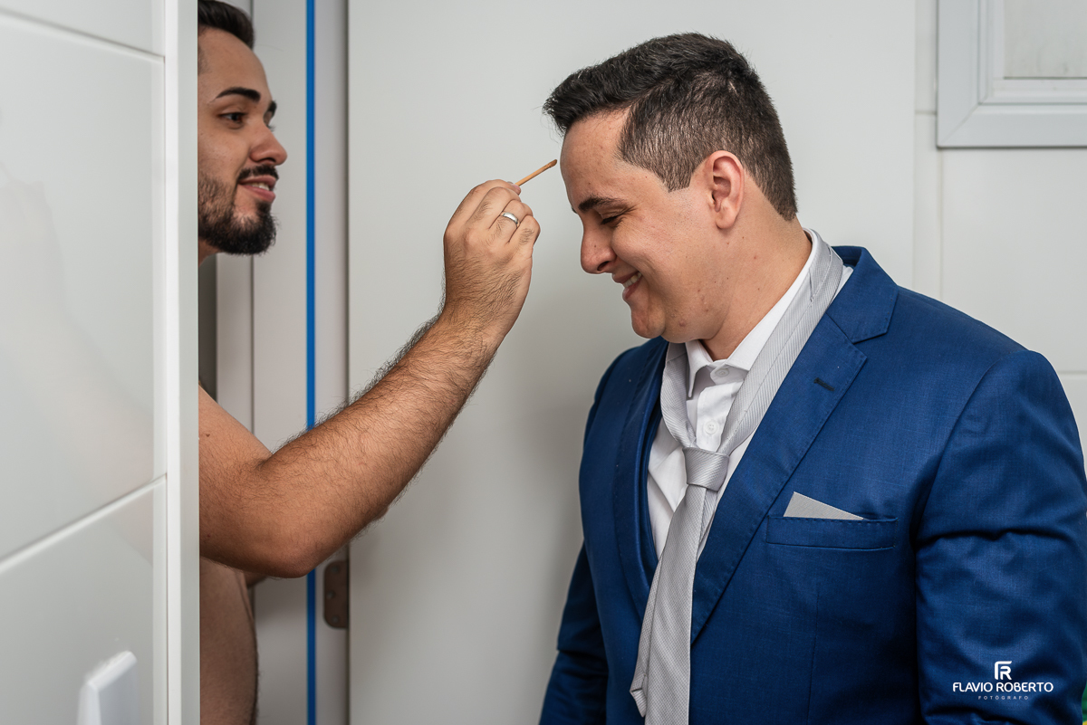 Noivo se arrumando para seu Casamento em apartamento em Lorena