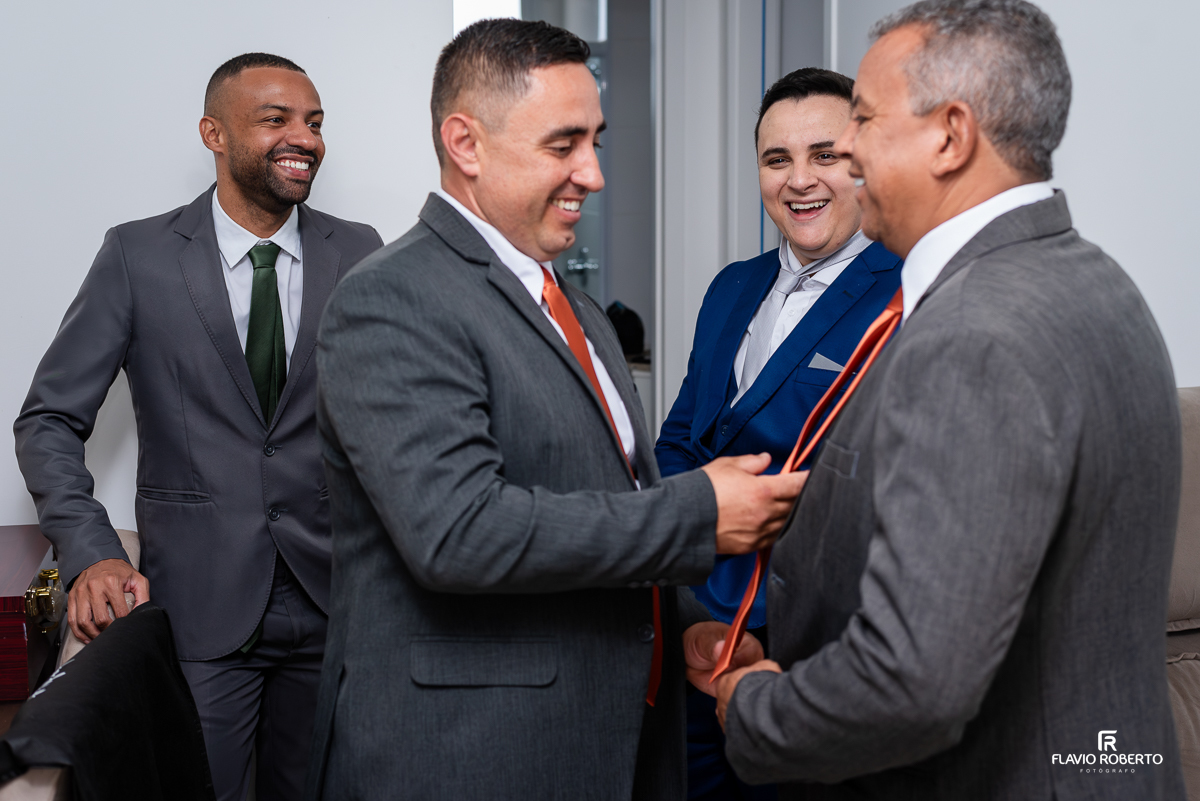 Noivo se arrumando para seu Casamento em apartamento em Lorena