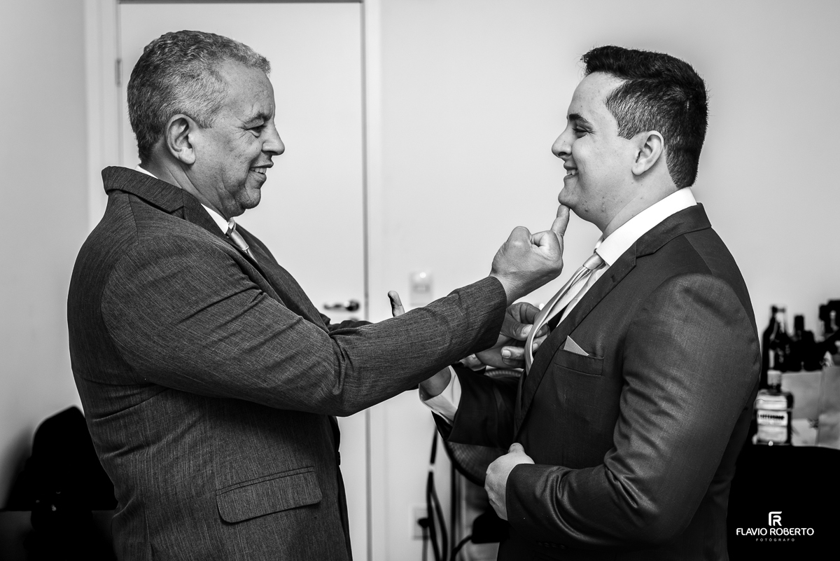 Noivo se arrumando para seu Casamento em apartamento em Lorena