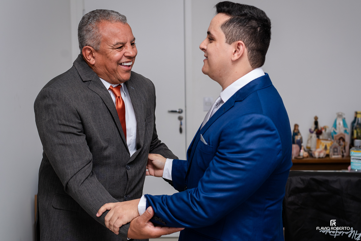 Noivo se arrumando para seu Casamento em apartamento em Lorena