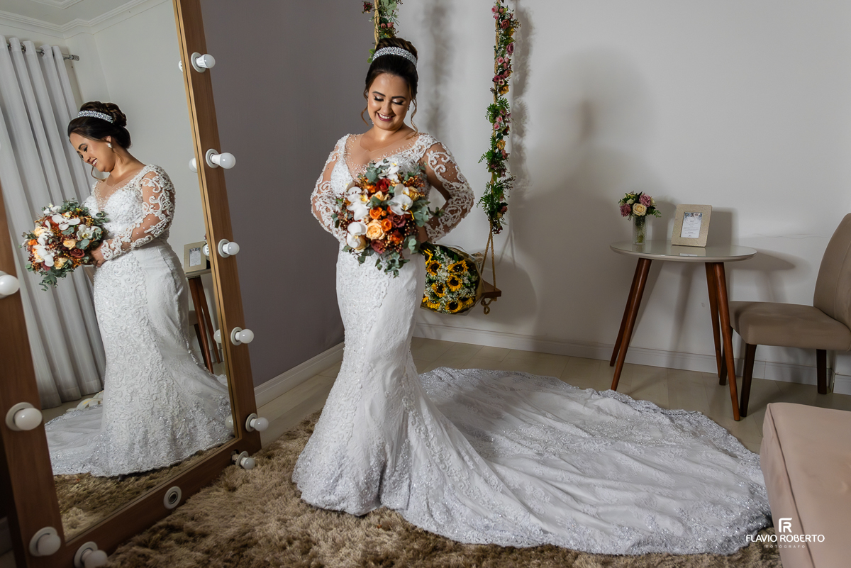 Noiva se arrumando no Ateliê Valéria Vendrasco em Guaratinguetá