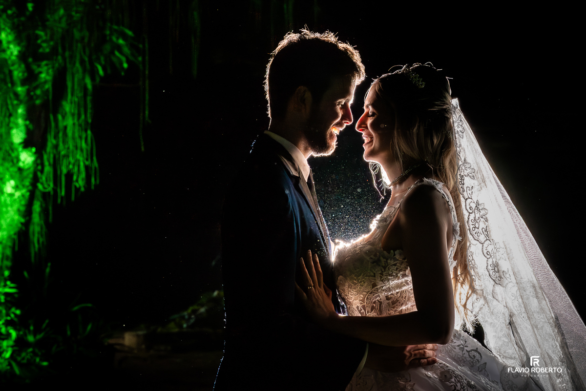 Noivos durante o ensaio de Casamento no Recanto Vip de Guaratinguetá