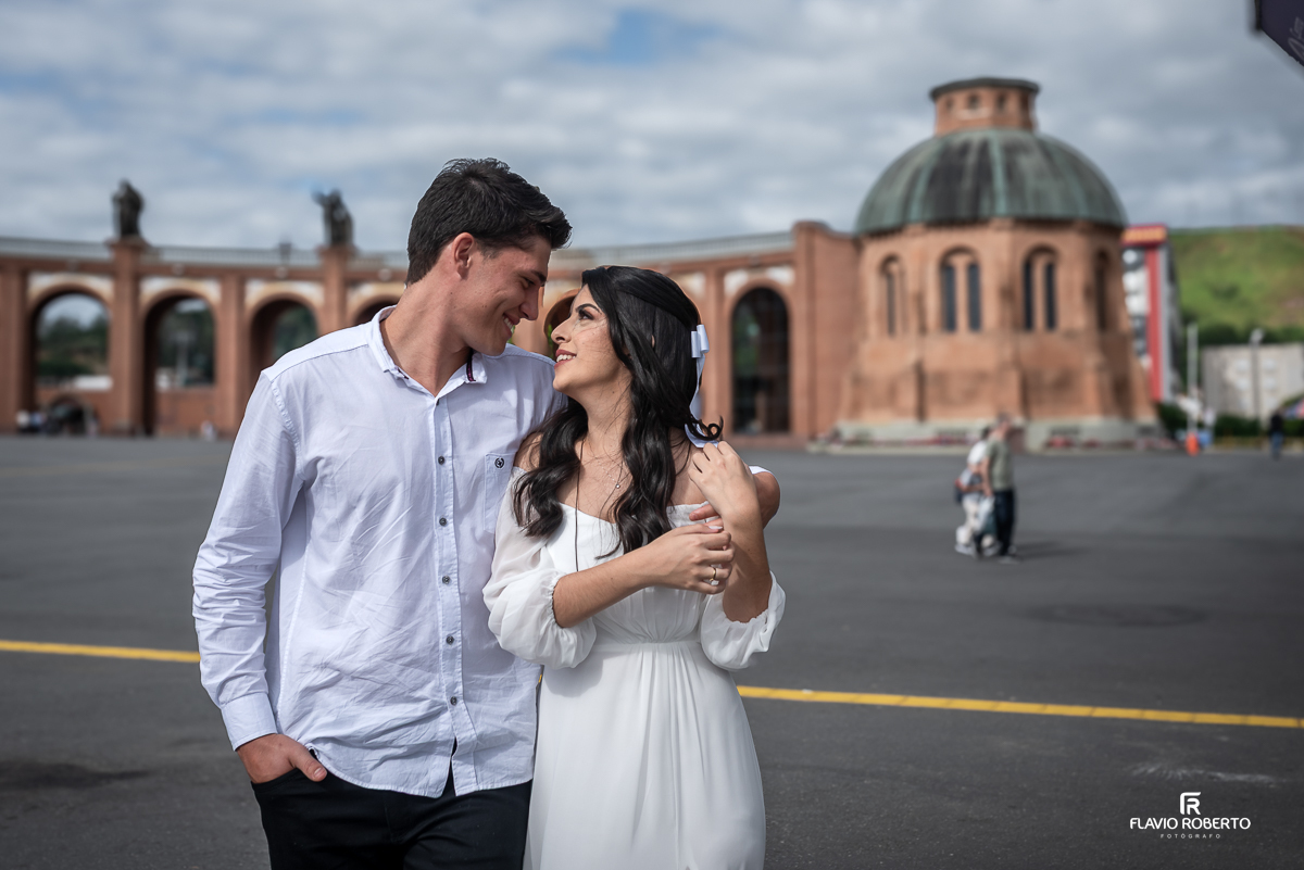Casal de noivos realizando o Ensaio Pre Wedding no Santuário Nacional de Nossa Senhora Aparecida
