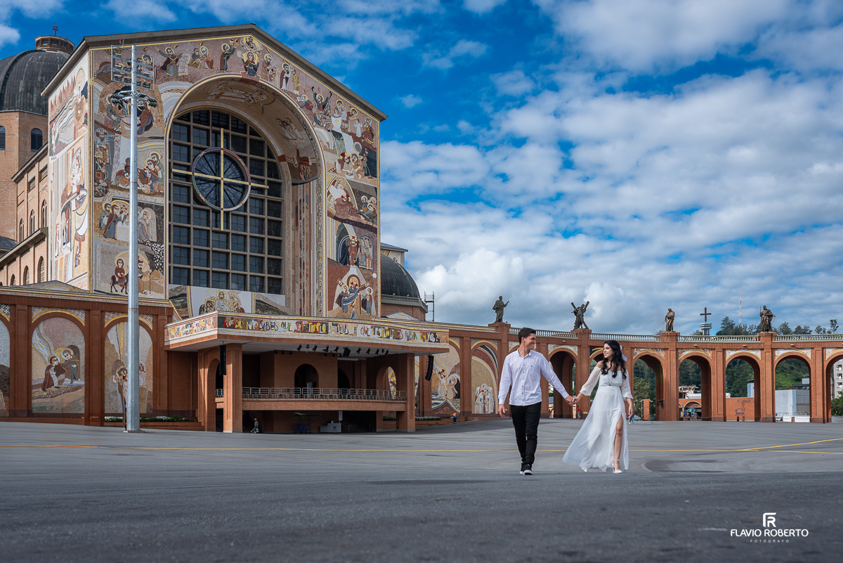 Casal de noivos realizando o Ensaio Pre Wedding no Santuário Nacional de Nossa Senhora Aparecida