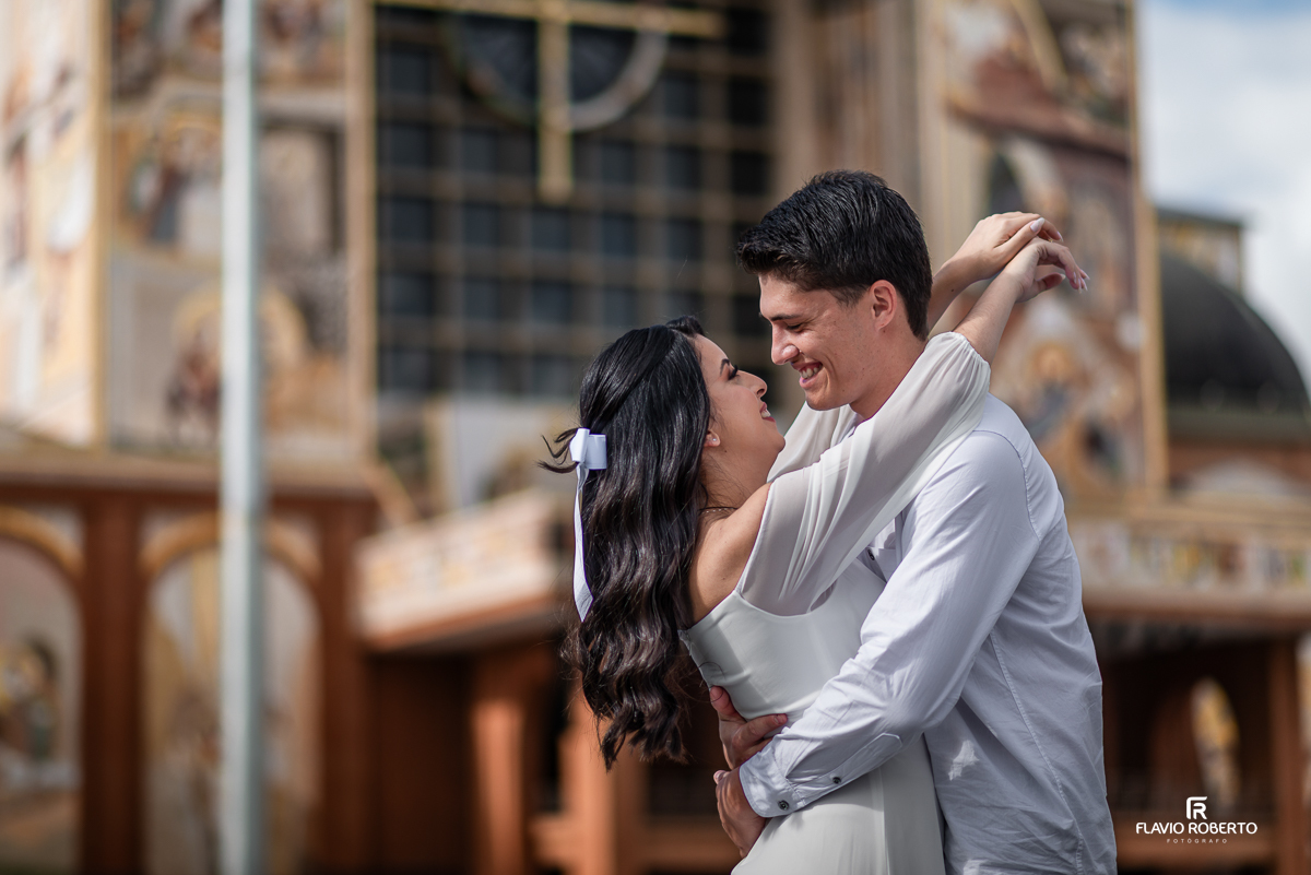 Casal de noivos realizando o Ensaio Pre Wedding no Santuário Nacional de Nossa Senhora Aparecida