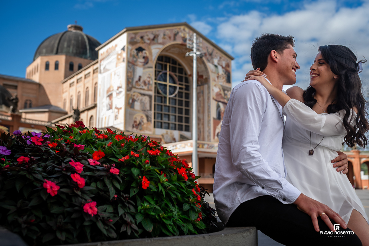 Casal de noivos realizando o Ensaio Pre Wedding no Santuário Nacional de Nossa Senhora Aparecida