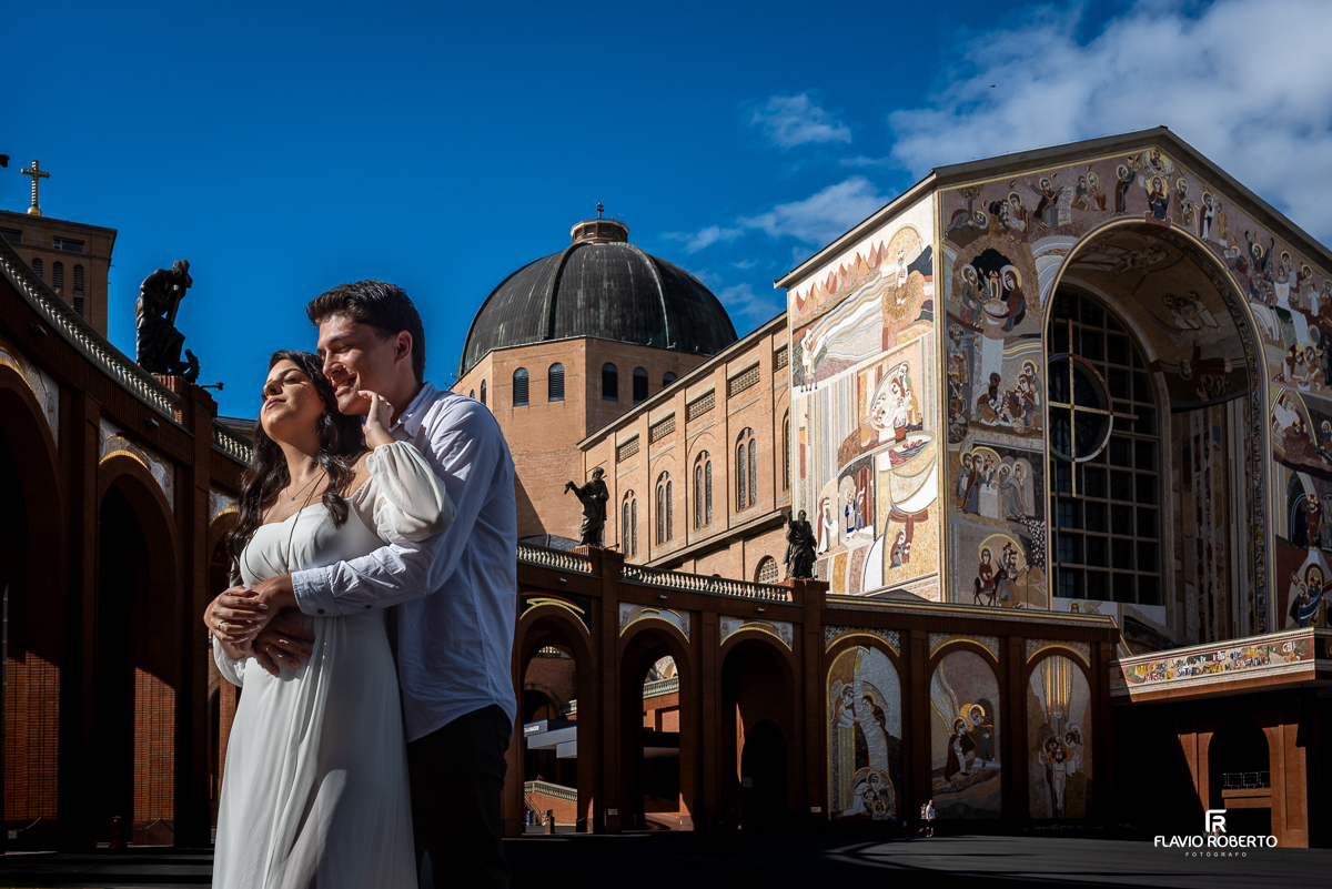 Casal de noivos realizando o Ensaio Pre Wedding no Santuário Nacional de Nossa Senhora Aparecida
