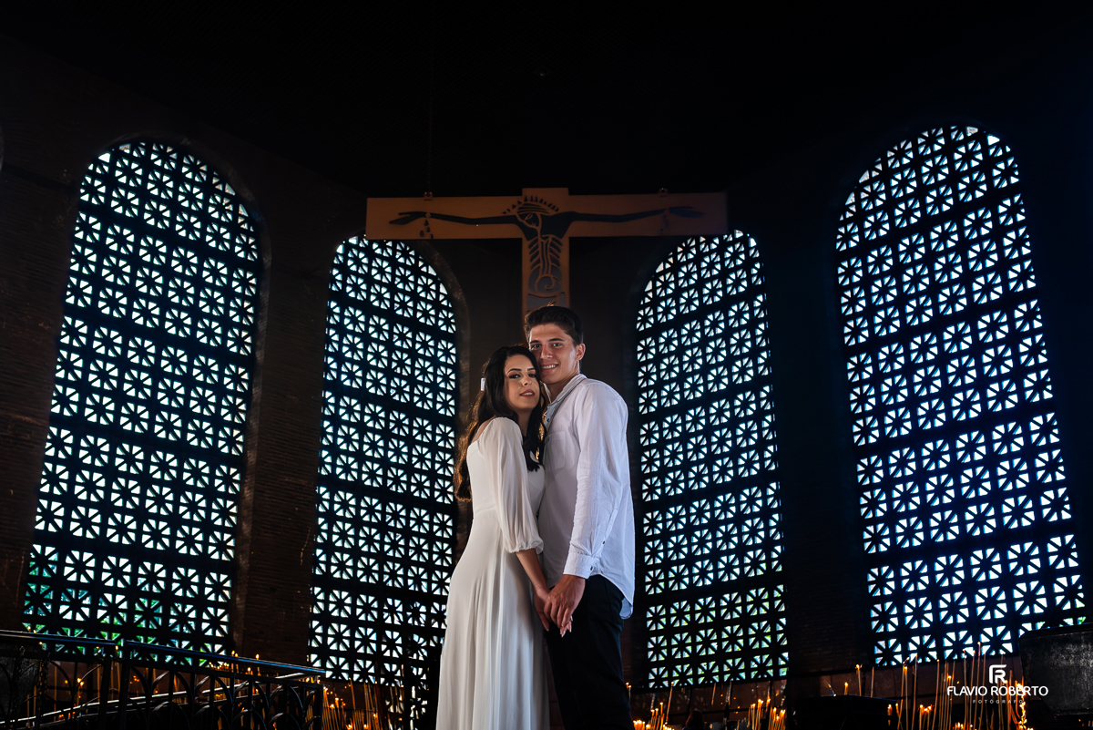 Casal de noivos na Sala de Velas durante Ensaio Pre Wedding no Santuário Nacional de Nossa Senhora Aparecida