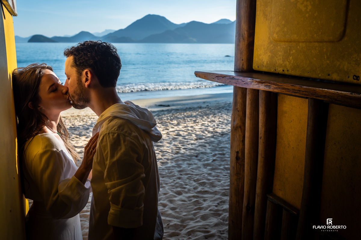 Pre Wedding durante o pôr do sol na Praia da Almada em Ubatuba
