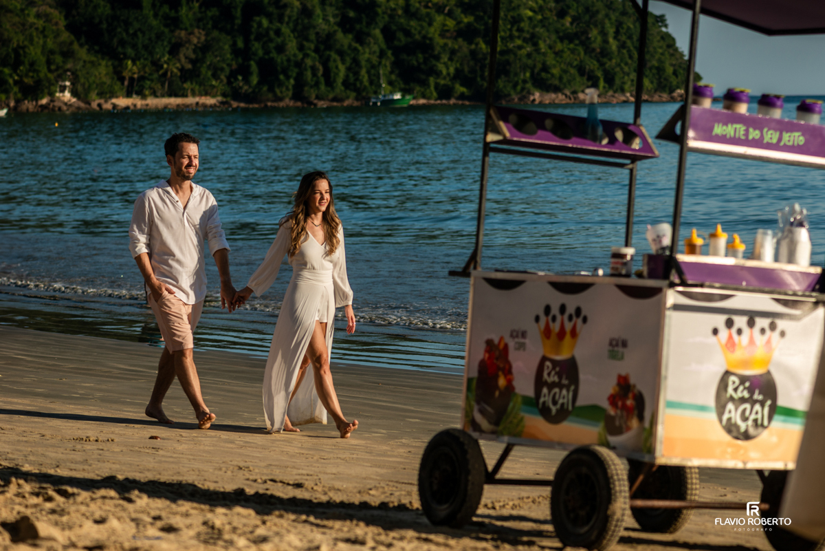 Pre Wedding durante o pôr do sol na Praia da Almada em Ubatuba