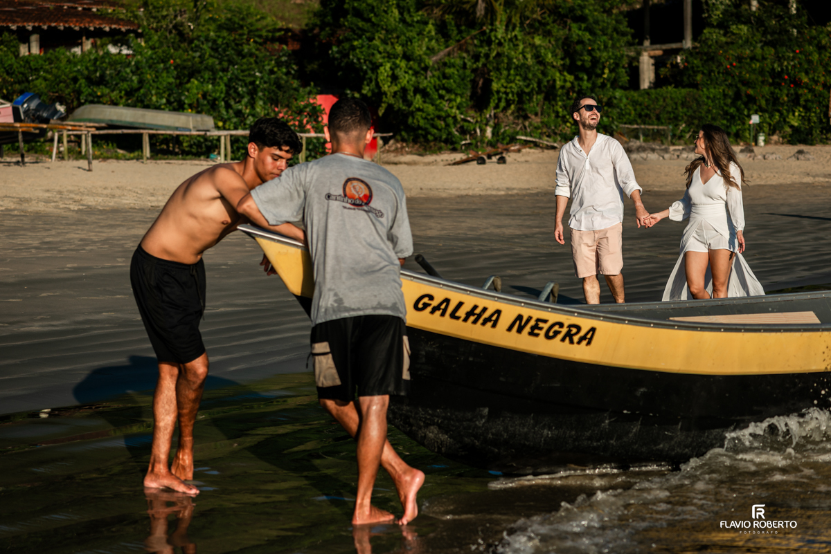 Pre Wedding durante o pôr do sol na Praia da Almada em Ubatuba