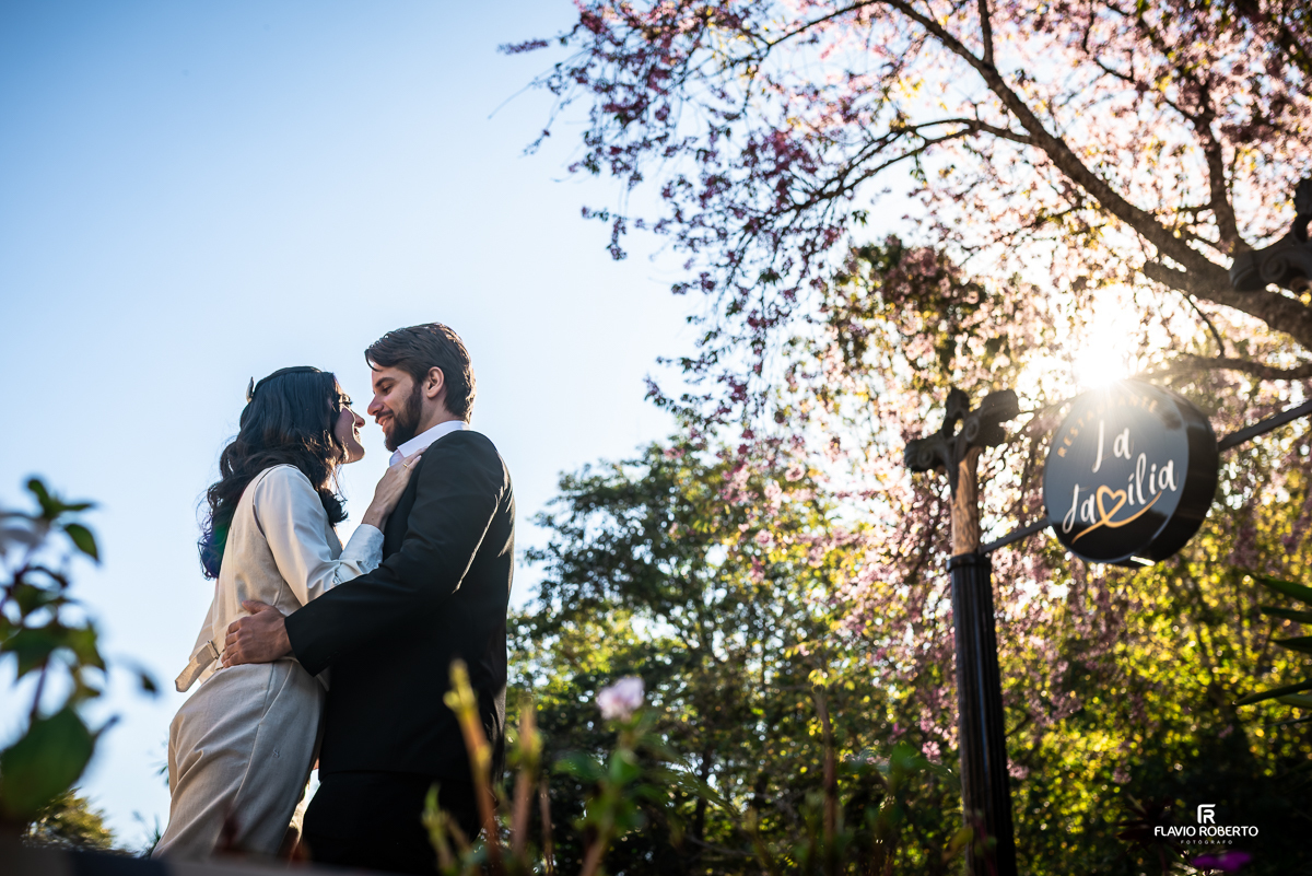 Casal abraçado no Restaurante La Família, em Santo Antônio do Pinhal, durante seu ensaio Pre Wedding