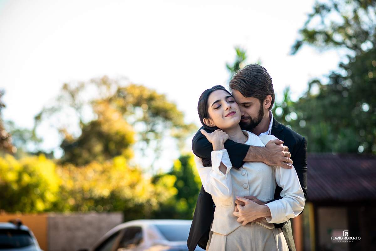 Casal abraçado no Restaurante La Família, em Santo Antônio do Pinhal, durante seu ensaio Pre Wedding