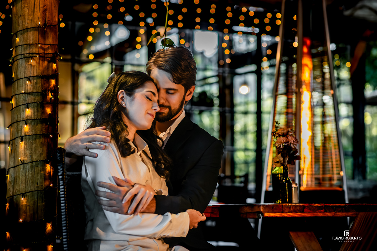 Casal abraçado no Restaurante La Família, em Santo Antônio do Pinhal, durante seu ensaio Pre Wedding