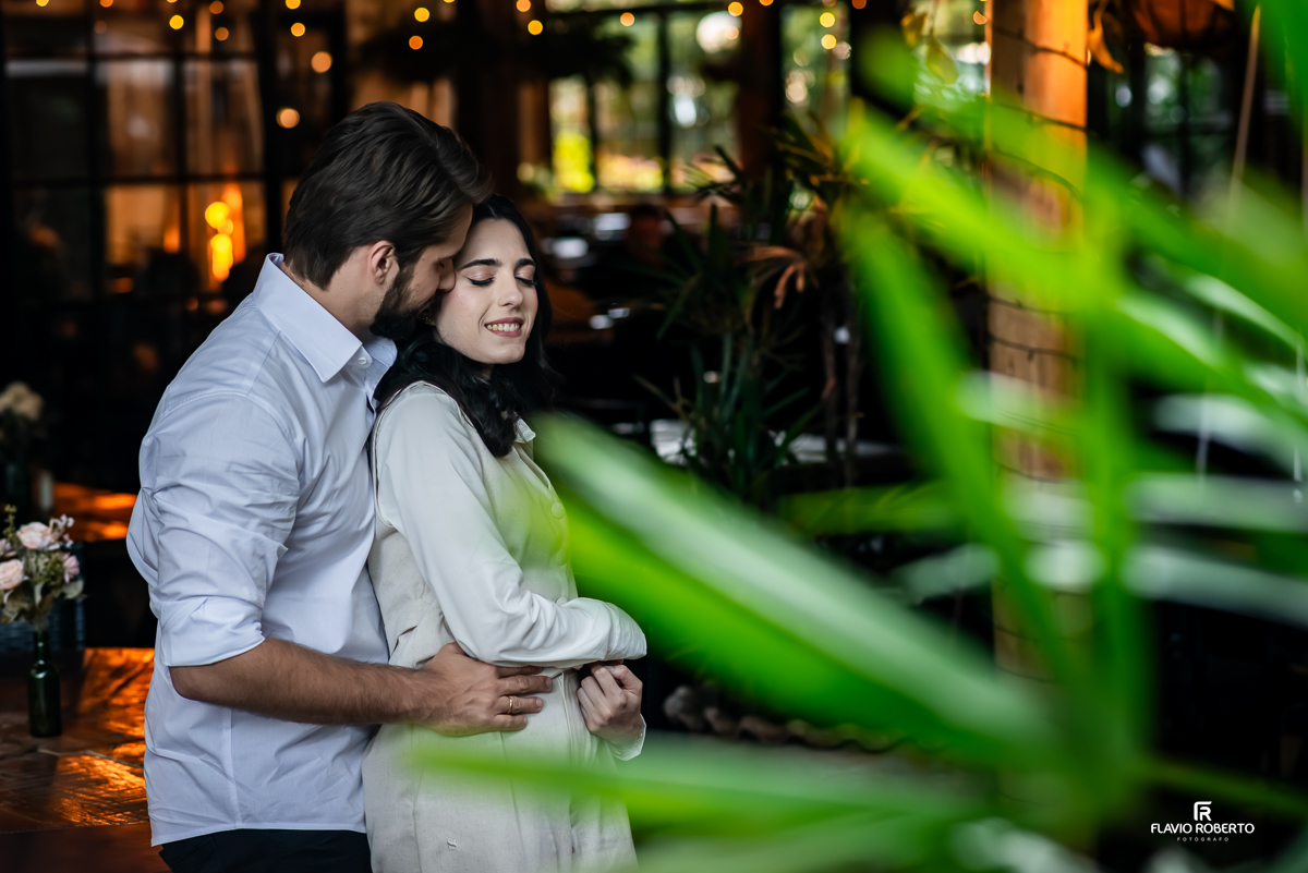 Casal abraçado no Restaurante La Família, em Santo Antônio do Pinhal, durante seu ensaio Pre Wedding