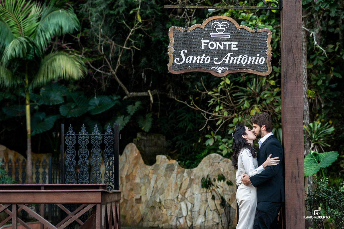 Laís e Gabriel se beijam sob a placa 