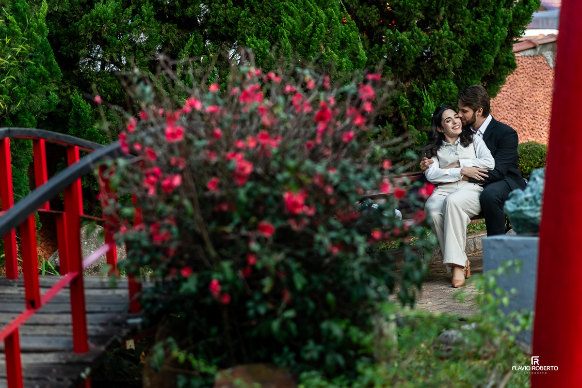 Casal namorando na praça em Santo Antônio do Pinhal.