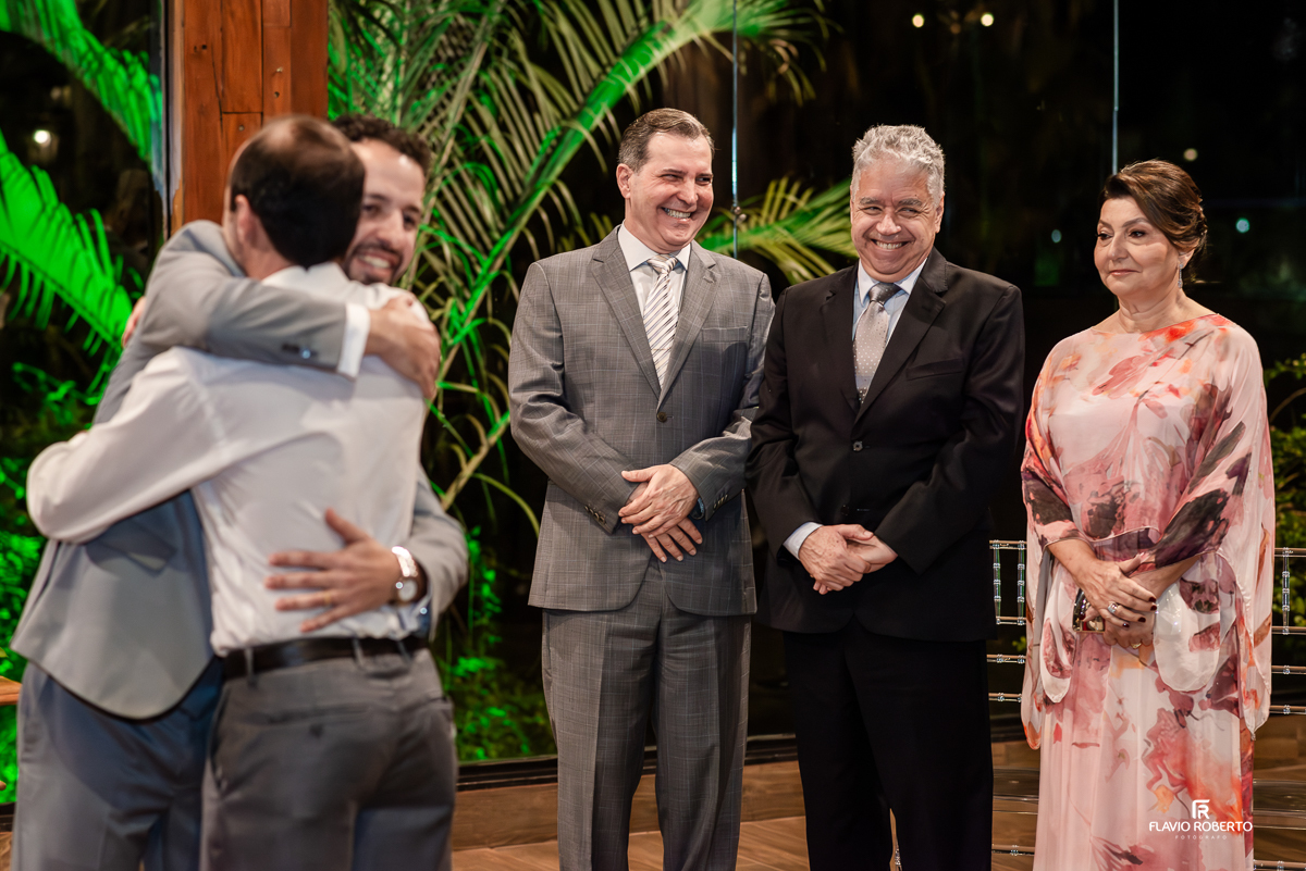 Cena emocionante do casamento de Laís e Alessandro no Villa Lyon de Taubaté, abraçando seus padrinhos e familiares.