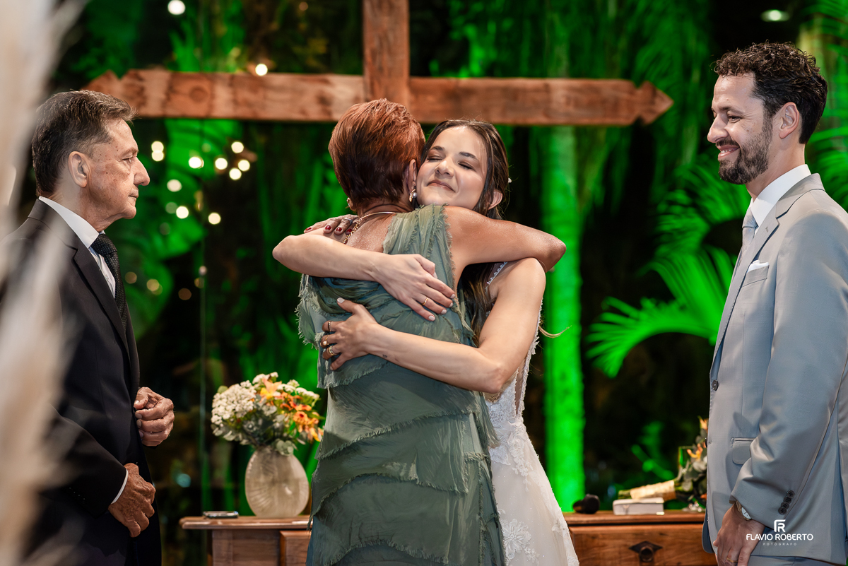 Cena emocionante do casamento de Laís e Alessandro no Villa Lyon de Taubaté, abraçando os pais e familiares.