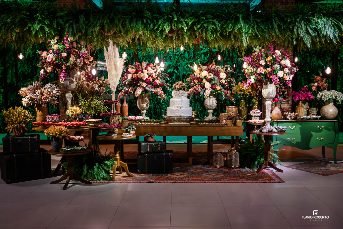 Decoração impecável da mesa de doces e bolo no casamento de Laís e Alessandro no Villa Lyon de Taubaté.