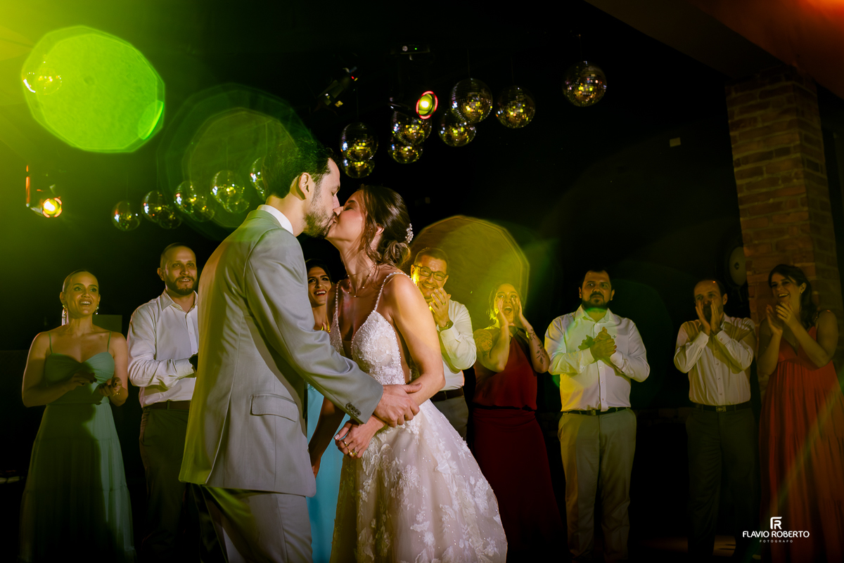 Dança dos noivos durante Casamento no Villa Lyon em Taubaté.